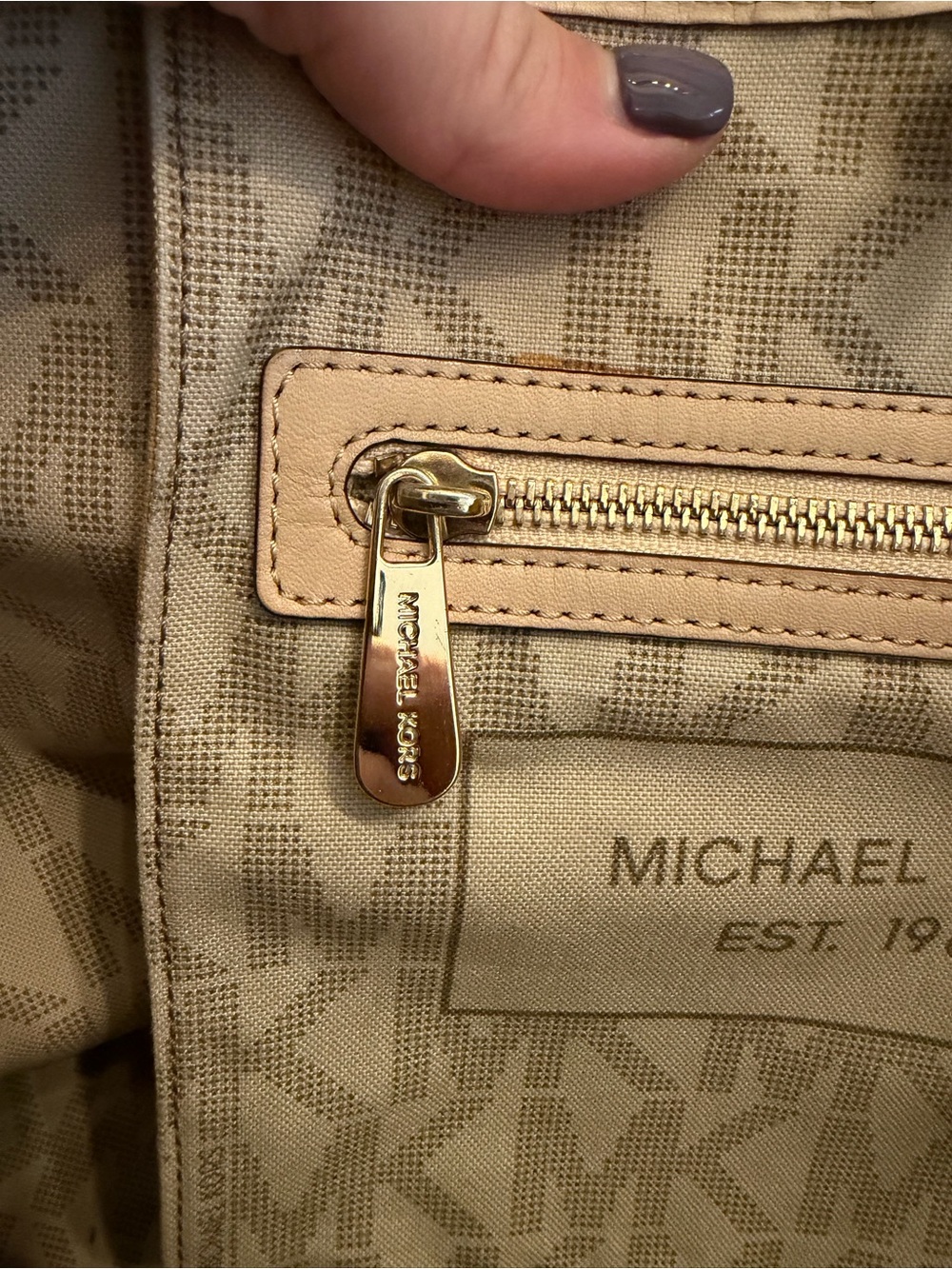 Michael Kors Vanilla Jet Set Travel Signature MK Tote Bag - Picture 8 of 15